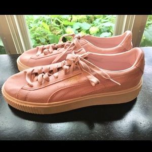Puma | Urban Outfitters SUEDE HEART BUBBLE SNEAKER